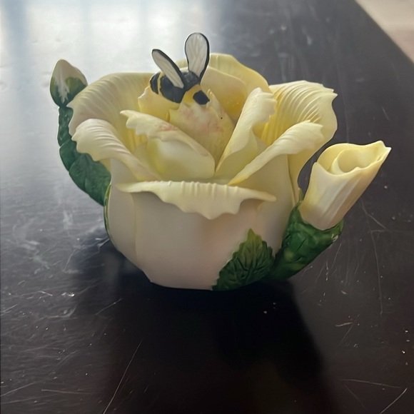 Vintage Porcelain Blooming Bee Teapot - Picture 4 of 4